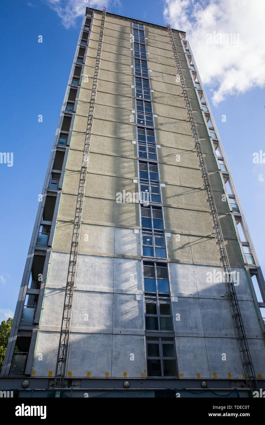 London, UK. 14 June, 2019. Brinklow House in Little Venice failed fire ...