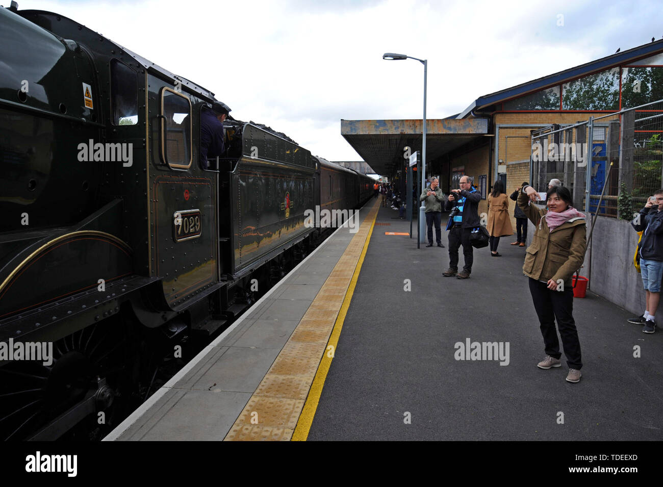 Oxford, UK. 15th June 2019. Rail enthusiasts photograph ex Great Western Railway locomotive 7029 Clun Castle as she arrives at Oxford station on a steam railtour. The railtour is part of the 175 anniversary celebrations for the opening of the Oxford to Didcot Railway. G.P.Essex/Alamy Live News Stock Photo
