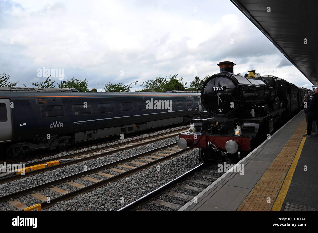 Oxford, UK. 15th June 2019. Ex Great Western Railway locomotive 7029 Clun Castle arrives at Oxford station on a steam railtour. The railtour is part of the 175 anniversary celebration for the opening of the Oxford to Didcot Railway. G.P.Essex/Alamy Live News Stock Photo
