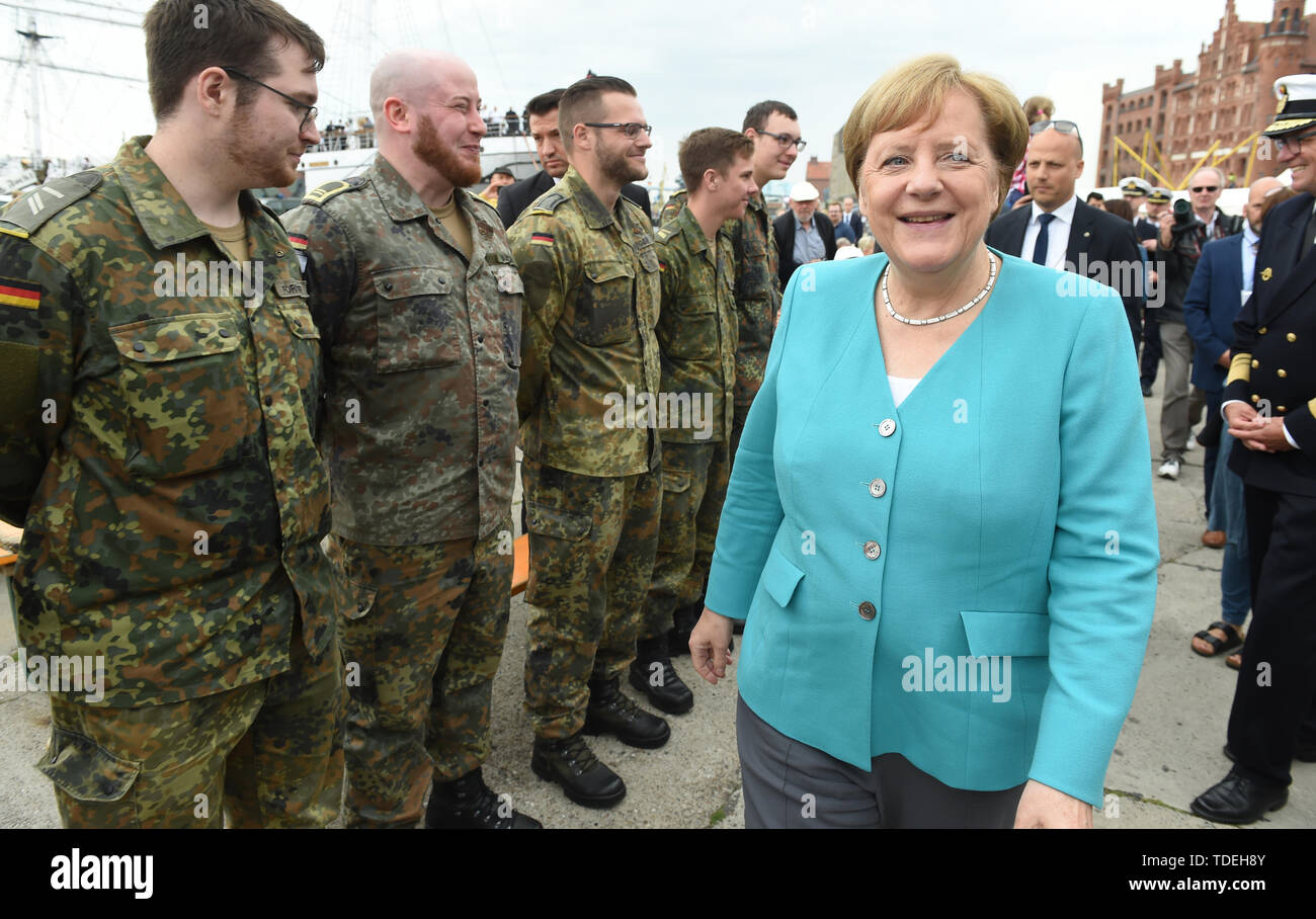 Stralsund, Germany. 15th June, 2019. Bundeswehr recruits stand on the day  of the Bundeswehr during the solemn vow on the Old Market Square and take  an oath. Credit: Stefan Sauer/dpa-Zentralbild/dpa/Alamy Live News