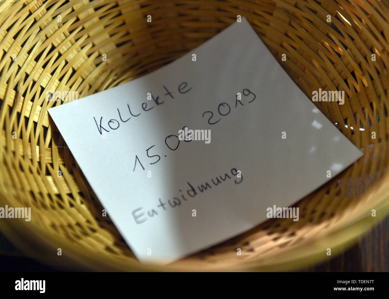 Merzenich Morschenich, Germany. 15th June, 2019. A basket for the collection during the divine service for the dedication of St. Lambert's Church stands on a table. This church is the last Catholic church to be dedicated to open-cast lignite mining. Credit: Caroline Seidel/dpa/Alamy Live News Stock Photo