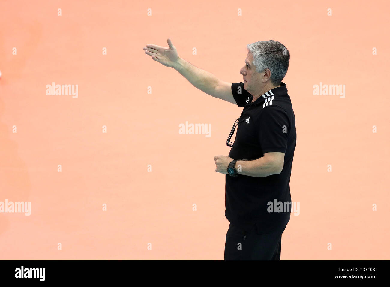 Gondomar, Portugal. 15th June, 2019. China's head coach Raul Lucio Lozano gestures during the FIVB Volleyball Nations League match between Brazil and China at Multiusos de Gondomar Hall in Gondomar, Portugal, on June 15, 2019. Brazil won 3-0. Credit: Pedro Fiuza/Xinhua/Alamy Live News Stock Photo