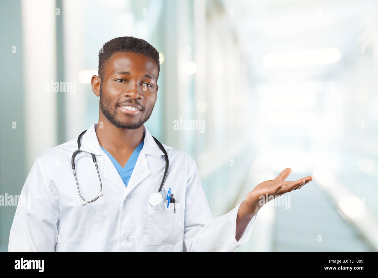 Doctor black. Доктор афроамериканец. Темнокожий врач. Врач негр. Негр медик.