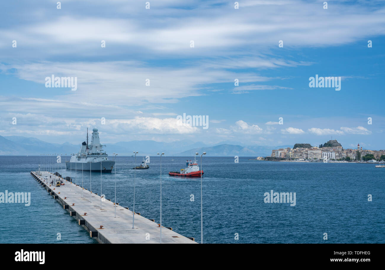 Royal Navy Destroyer HMS Duncan leaving harbor in Corfu Stock Photo