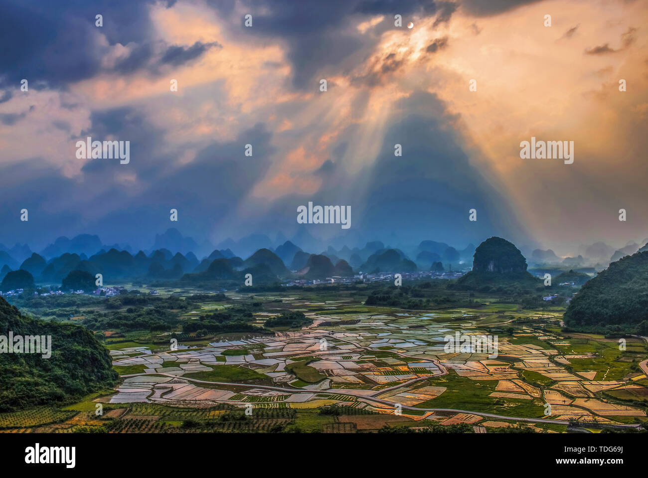 In July 2015, it was filmed in the scenic spot of Guilin City, Guangxi Zhuang Autonomous Region. In the morning, climb to the top of Xianggong to shoot beautiful scenery, look around, sunrise, sea of clouds, mountains meandering, graceful peaks, Xianggong Mountain is the best shooting place for sunrise in the Li River, every mountain, every beach of water, mountains and rivers depend on each other, strange peaks haunt. The combination of light and shadow, peak forest, clouds and fog, river water and color glow at different times, a charming landscape painting. Stock Photo