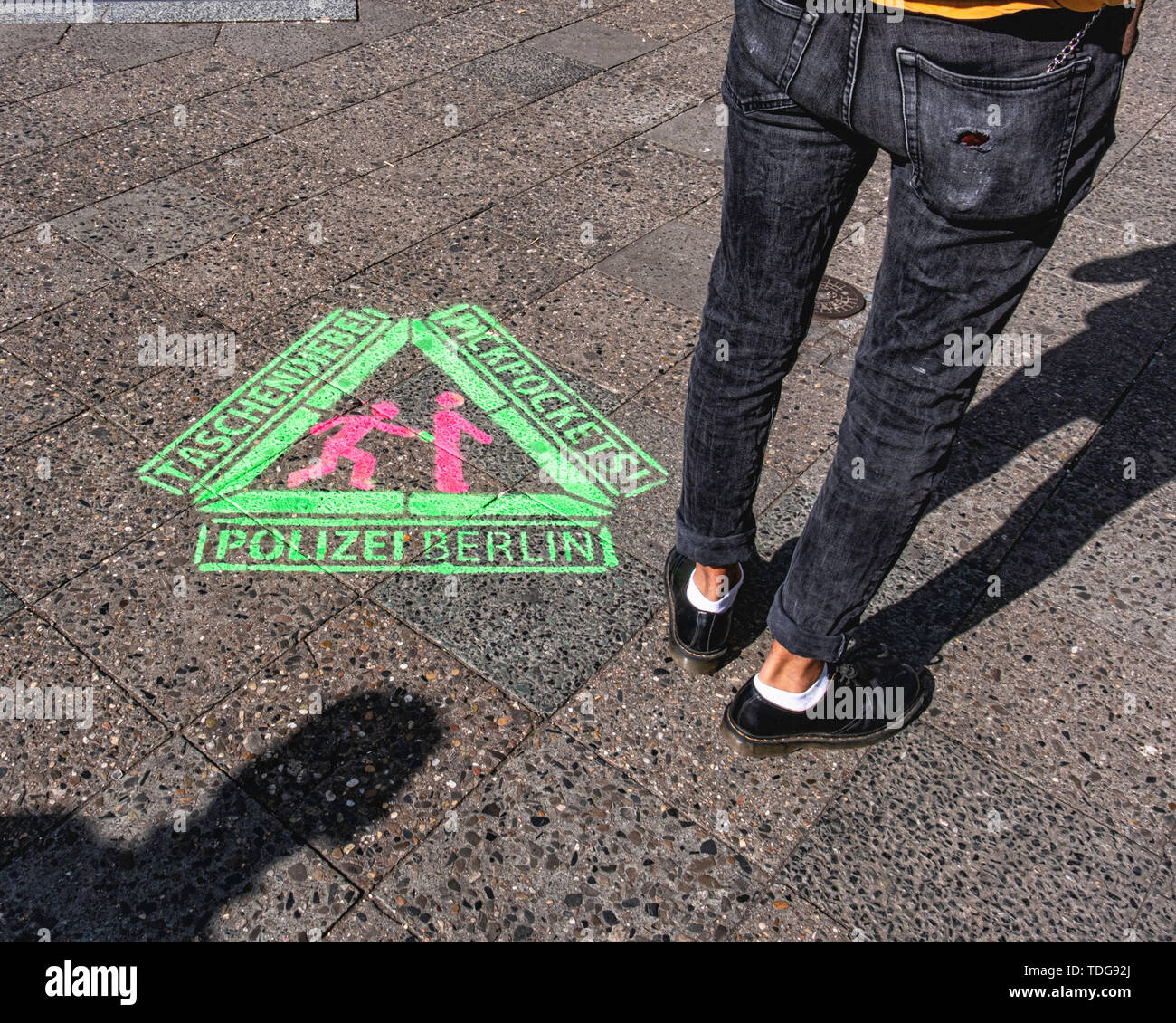 Pickpockets hi-res stock photography and images - Alamy