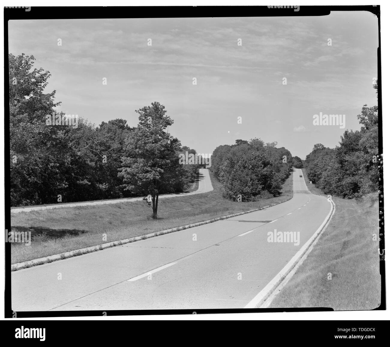 NORTHBOUND ALIGNMENT OF PARKWAY, DUTCHESS COUNTY MILE MARKER 132.2, VIEW N. - Taconic State Parkway, Poughkeepsie, Dutchess County, NY Stock Photo