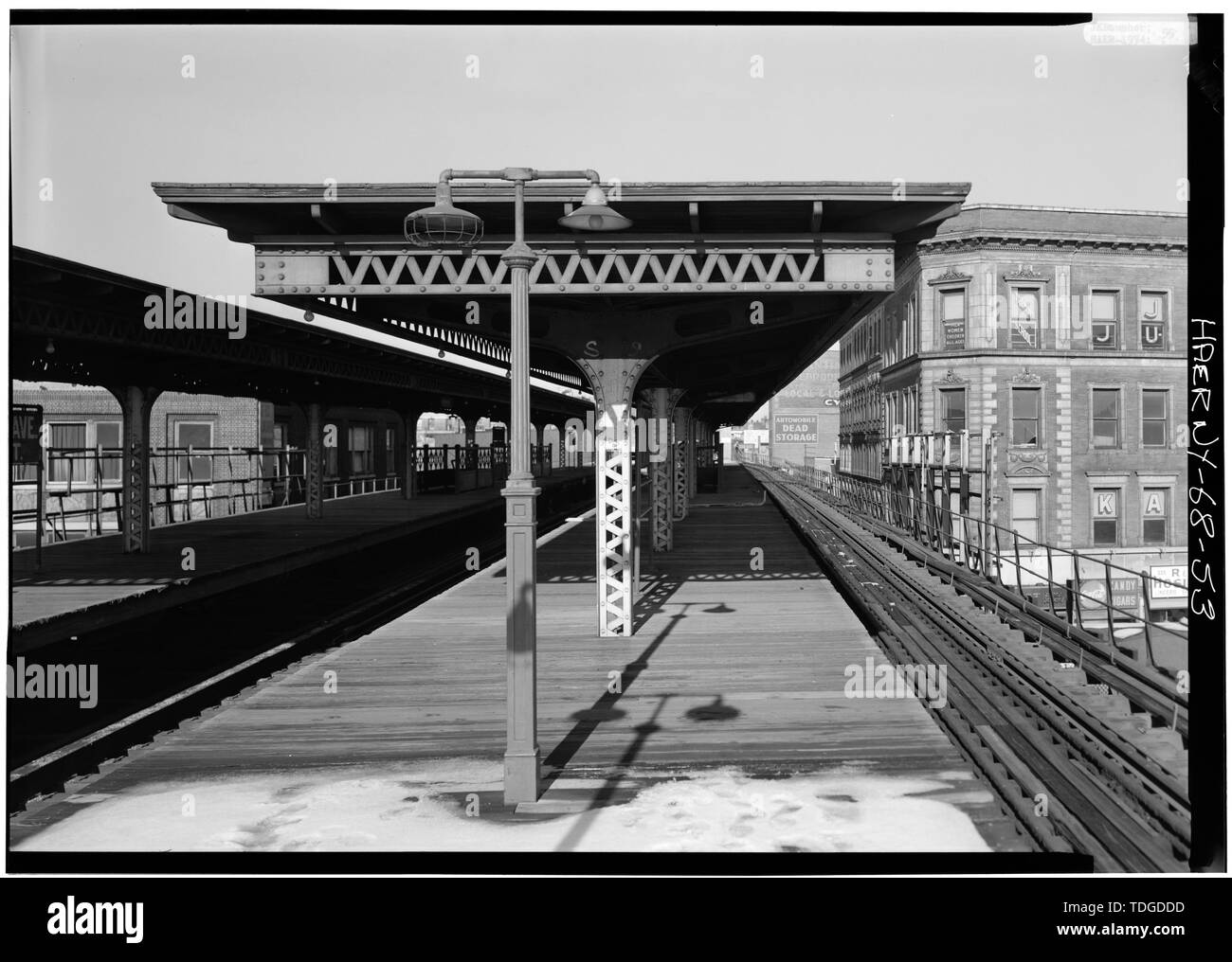 NORTHBOUND PLATFORM AT EAST TREMONT AVENUE STATION, GENERAL VIEW IS