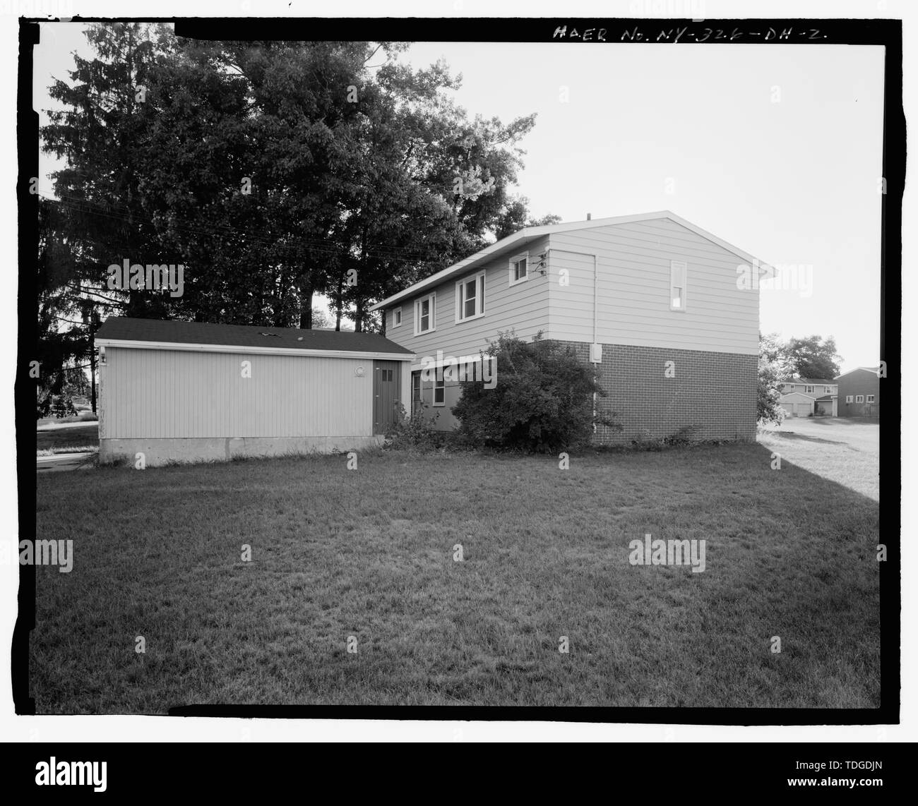 NORTHEAST (SIDE) AND SOUTHEAST (FRONT) ELEVATIONS OF BUILDING. view TO WEST - Plattsburgh Air Force Base, Capehart Single-Family Home, Montana Drive, Plattsburgh, Clinton County, NY Stock Photo
