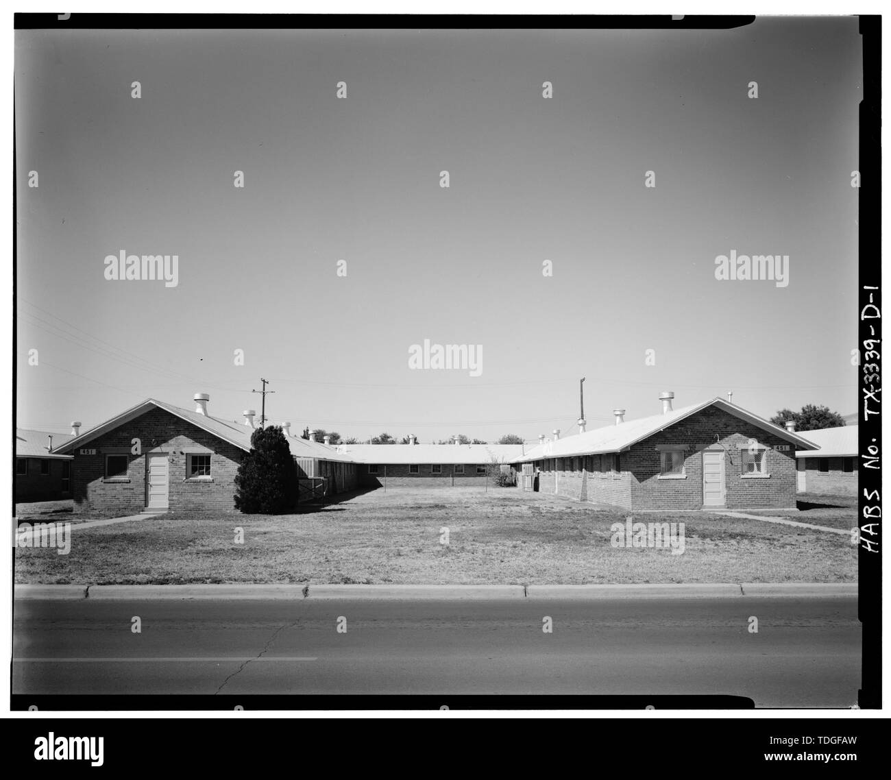 NORTHEAST VIEW OF PRESENT FRONT (ORIGINAL REAR), BUILDING 451 Fort