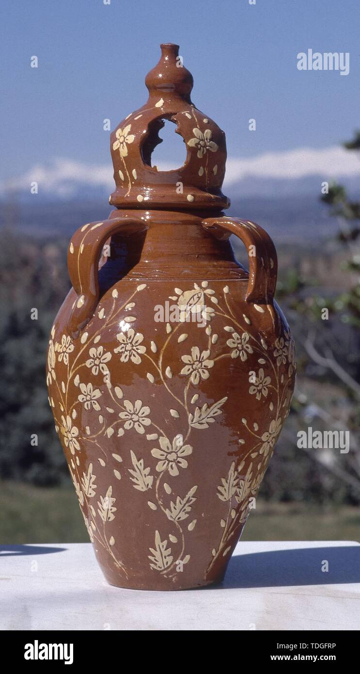 OLLA MAJA VIDRIADA Y DECORADA CON FLORES DE PASTA BLANCA-ARTE POPULAR S XX. Author: GOMEZ MARIANO. Location: ALFARERIA. Toledo. SPAIN. Stock Photo