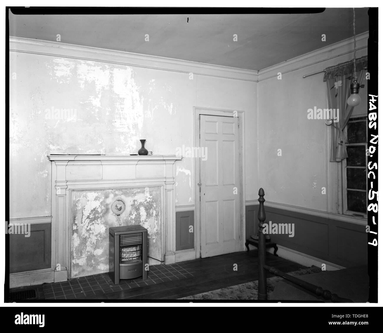 NORTHWEST ROOM, SECOND FLOOR, SOUTH WALL. A TYPICAL SECOND FLOOR ROOM