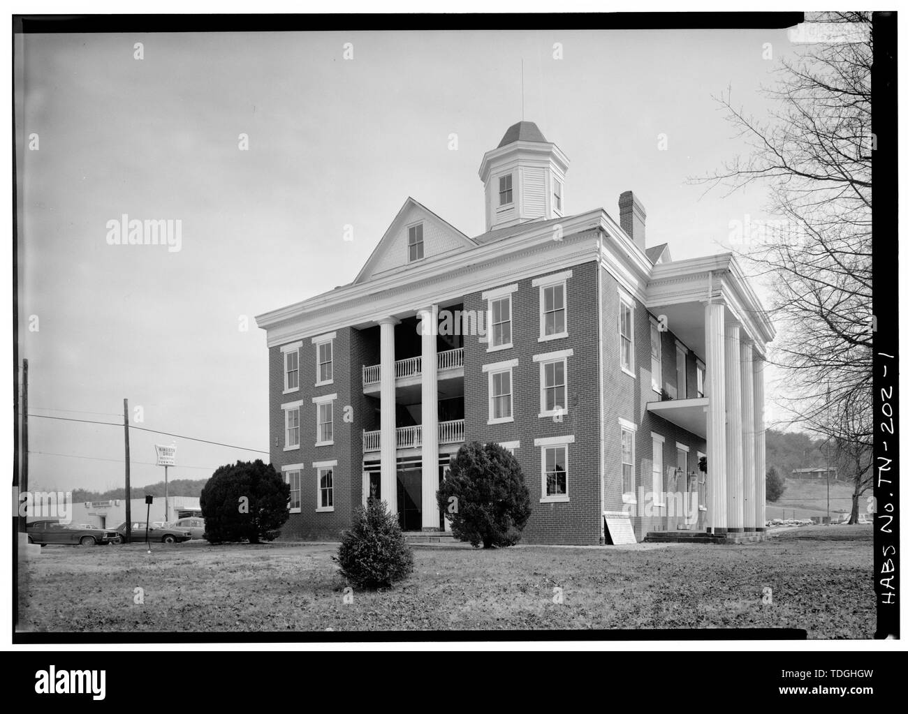 NORTHWEST SIDE AND SOUTHWEST FRONT (RIGHT) - Roane County Courthouse, Public Square (119 Court Street), Kingston, Roane County, TN Stock Photo