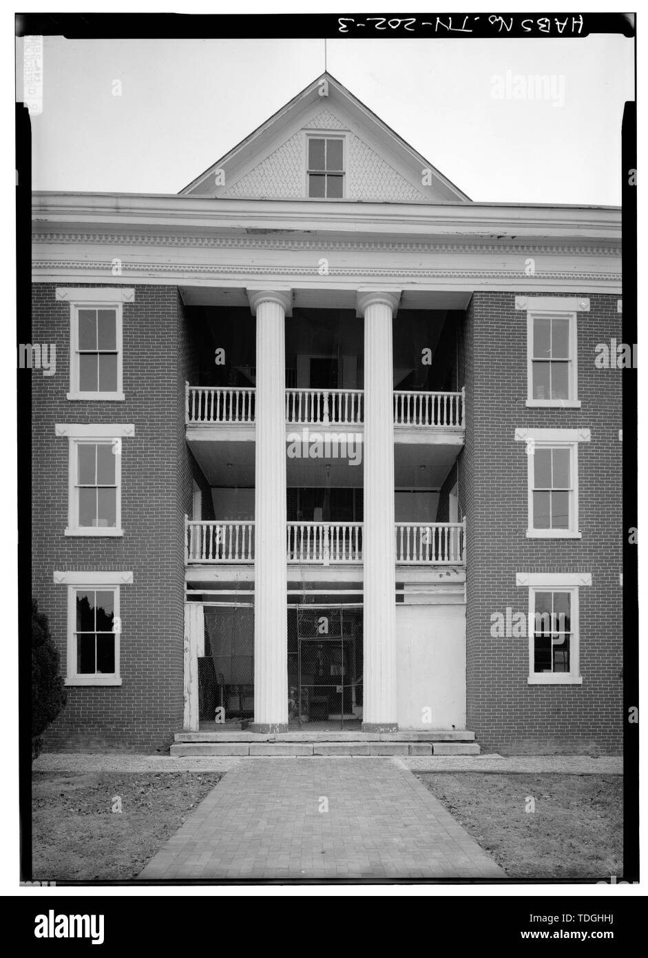 NORTHWEST SIDE ENTRANCE AND PORCHES Roane County Courthouse Public NORTHWEST SIDE ENTRANCE AND PORCHES Roane County Courthouse Public