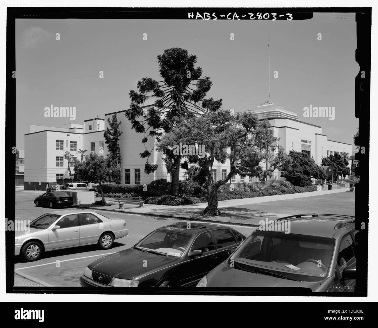Northwest corner contextual view, facing southeast - Santa Monica City Jail, 1685 Main Street, Santa Monica, Los Angeles County, CA Stock Photo