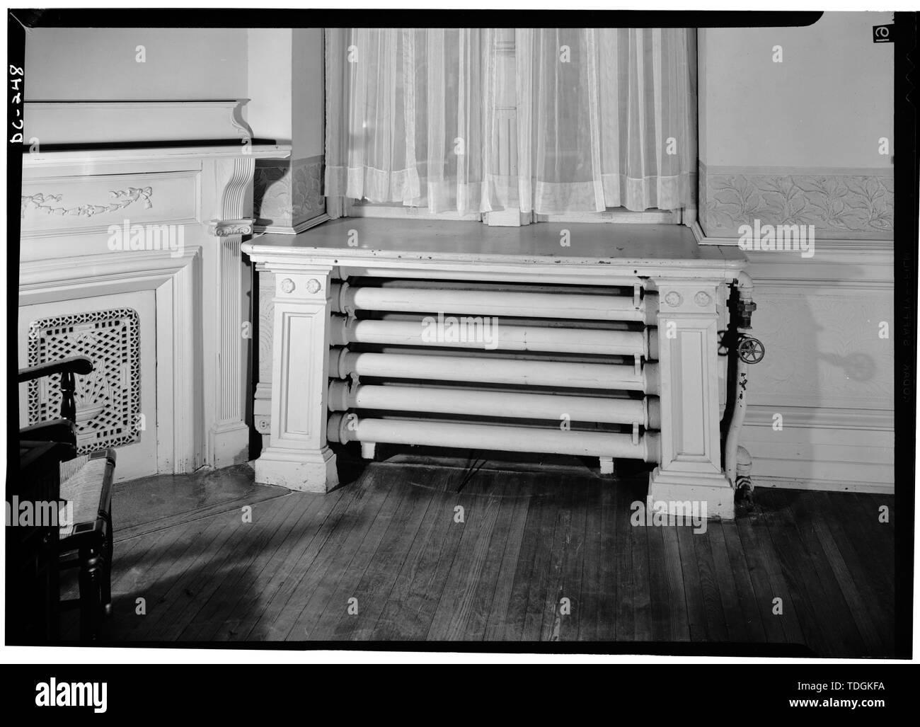 November 1969 COVERED RADIATOR, NORTH WALL OF PARLOR 3, FIRST FLOOR - Georgetown University, Healy Building, Thirty-seventh and O Streets, Northwest, Washington, District of Columbia, DC Stock Photo