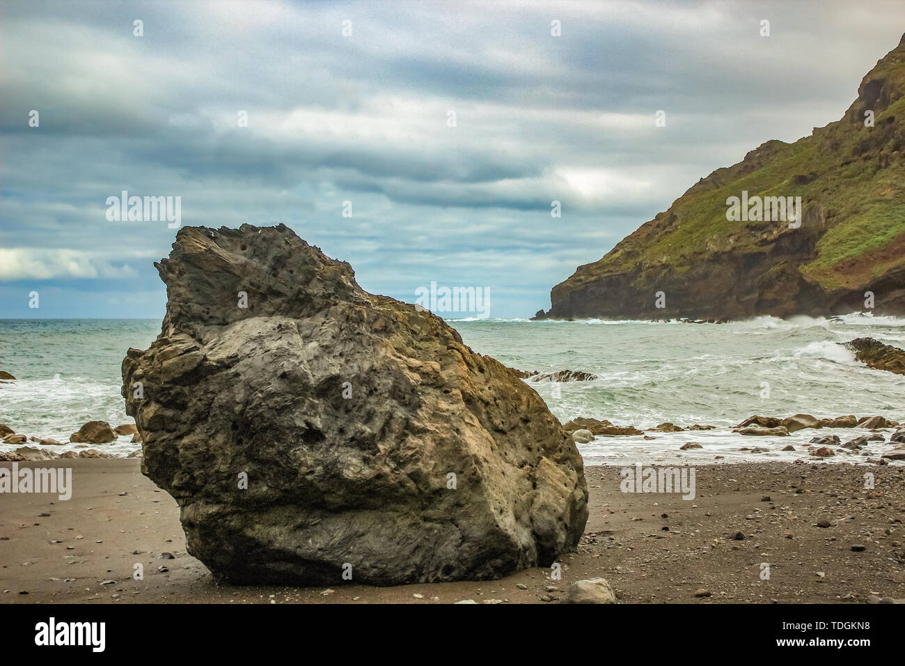 Rocks sticking out of ocean hi-res stock photography and images - Alamy
