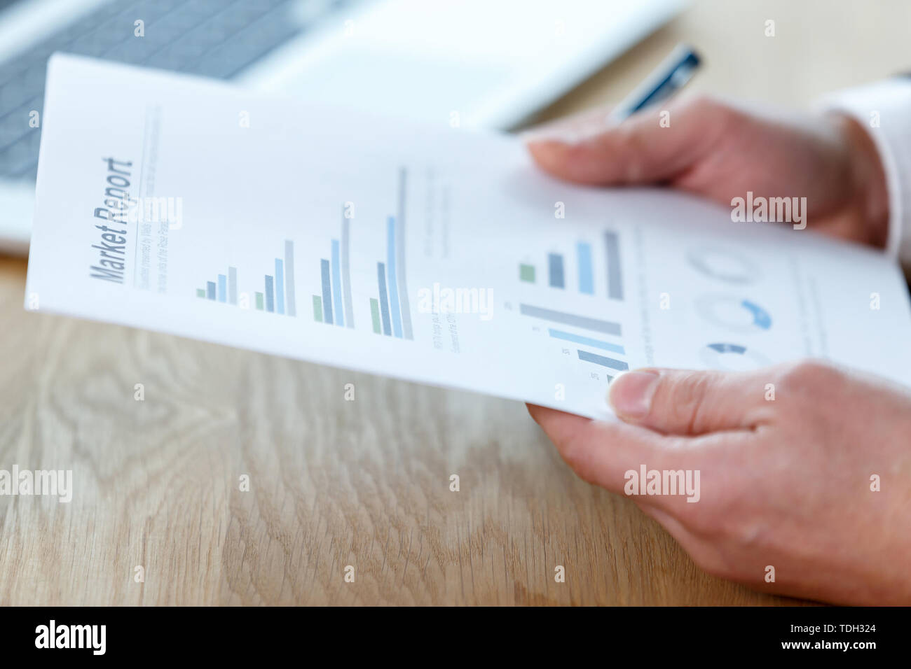 Comment financial reports Stock Photo - Alamy