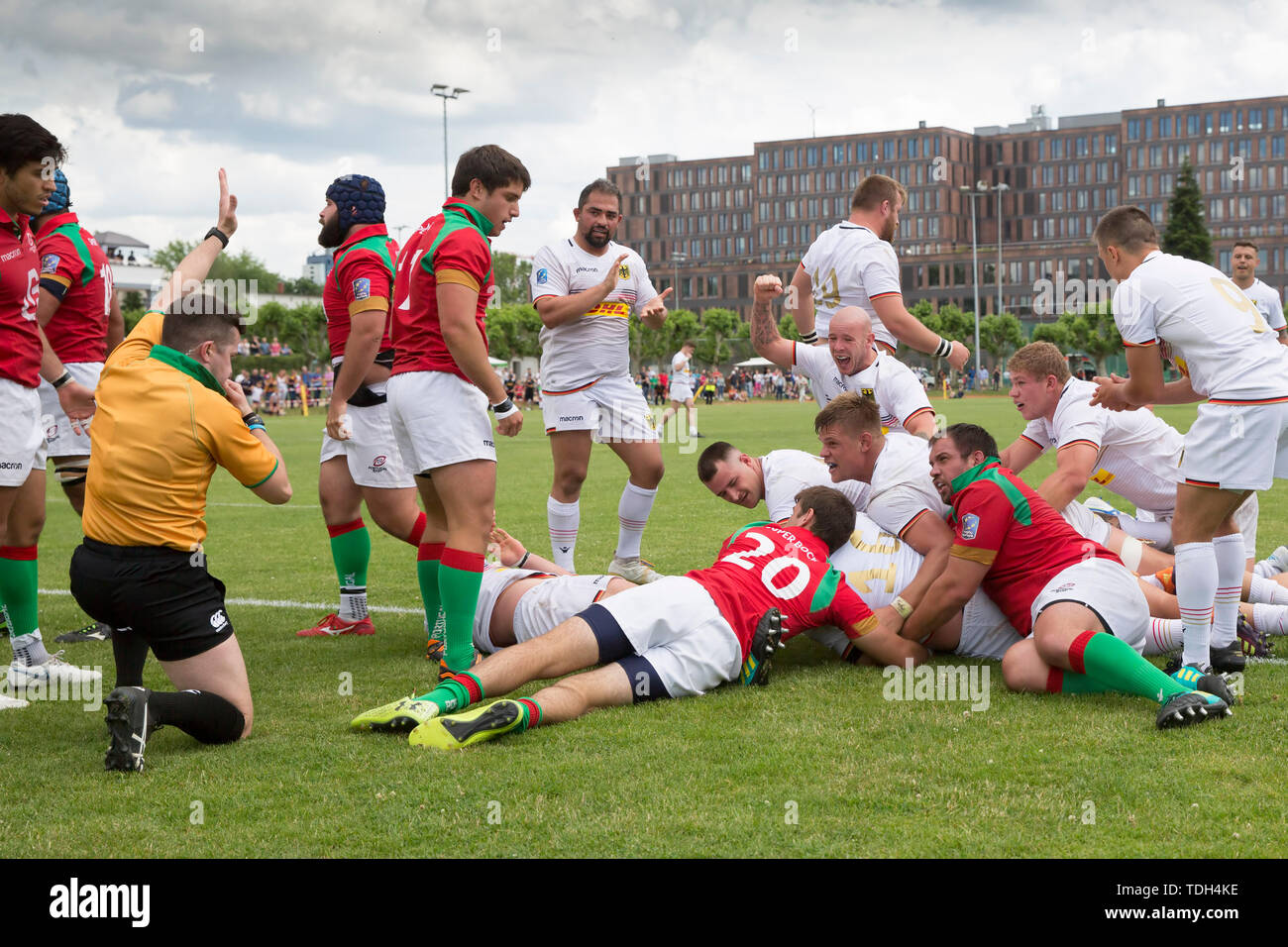 Hessen, Germany. 15th June, 2019. Rugby: EM, Relegation, Germany - Portugal. Referee Sean Gallagher (IRL) indicates the attempt for Germany by Dasch Barber (Germany, 16). Samy Fuechsel (Germany, 18) applauds, Jamie Murphy (Germany, 13) cheers. Credit: dpa picture alliance/Alamy Live News Stock Photo