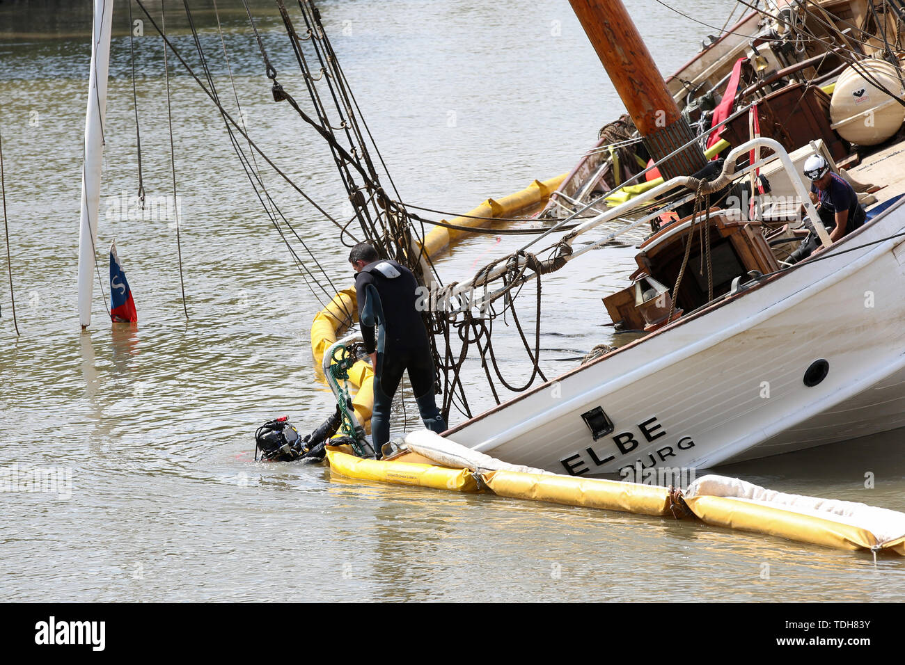 Stadersand Germany 16th June 2019 Employees Of A Spanish Company Prepare With Divers The