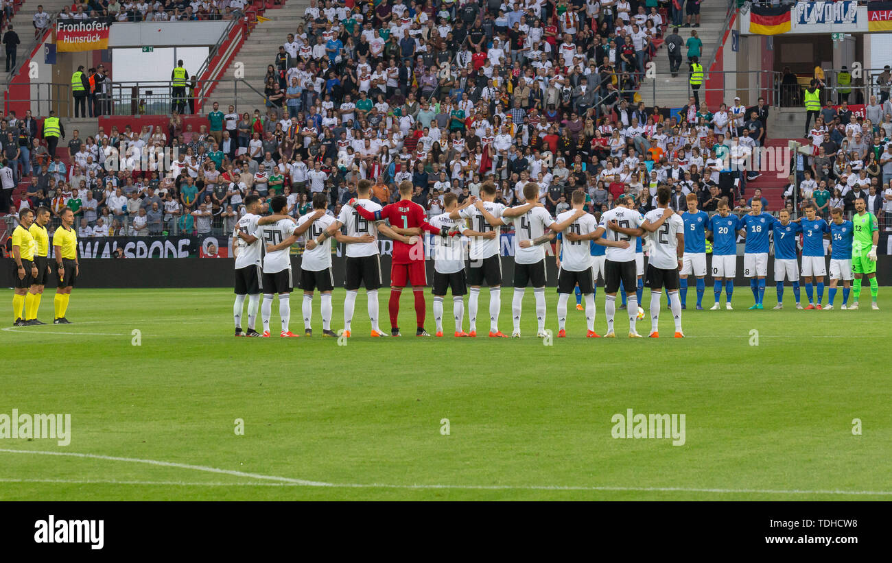 Mainz, Deutschland. 11th June, 2019. Minute of silence before the start of the match for the recently deceased Lennart Johansson (SWE), former President of the European Football Federation UEFA and Vice President of the World Football Association FIFA, 11.06.2019, Mainz, Soccer, Manner, Landerspiel, Germany-Estonia, DFB/DFL REGULATIONS PROHIBIT ANY USE OF PHOTOGRAPHS AS IMAGE SEQUENCES AND/OR QUASI VIDEO. | usage worldwide Credit: dpa/Alamy Live News Stock Photo