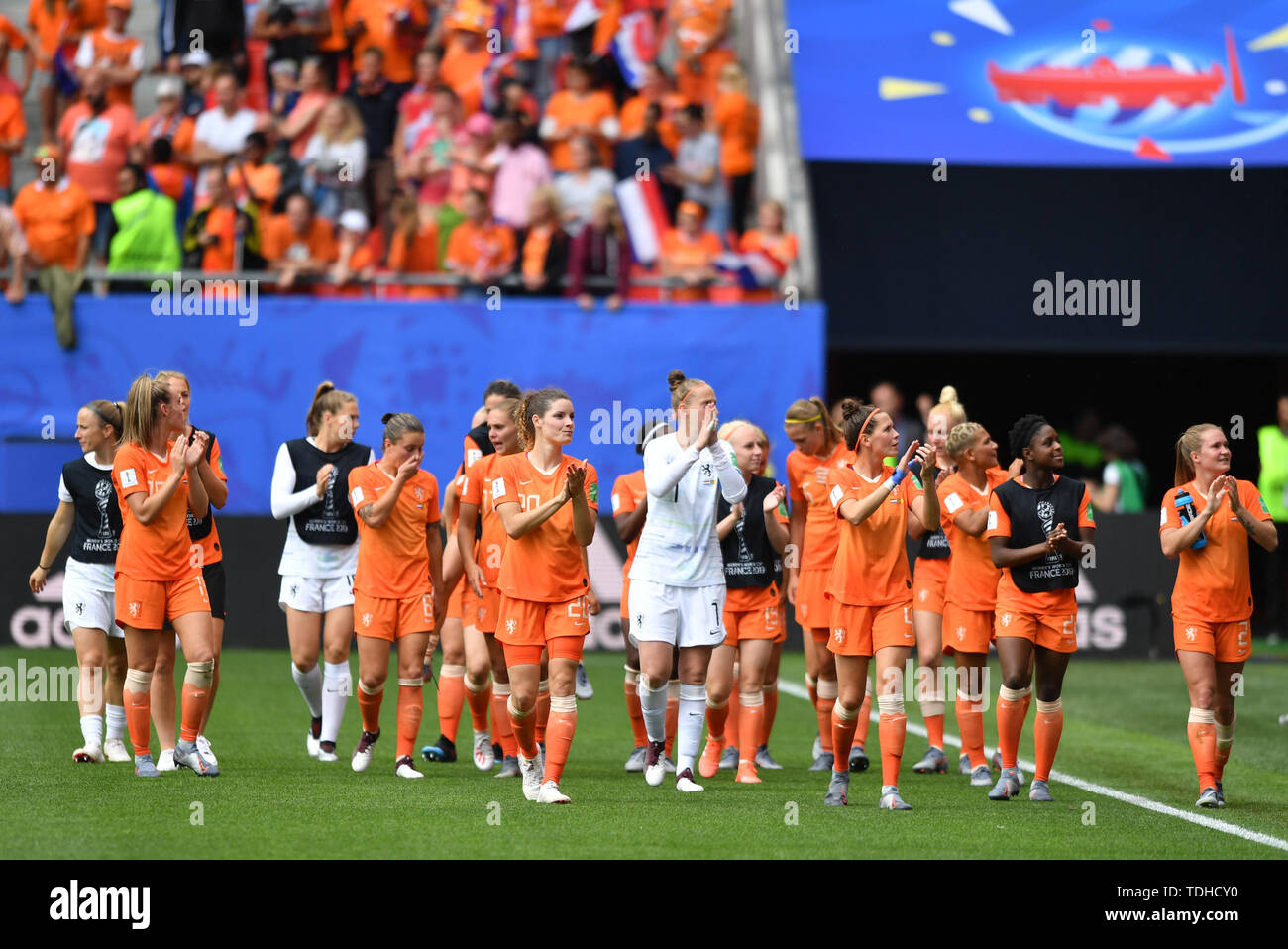 Valenciennes, Frankreich. 15th June, 2019. Dutch fans jubilationn - flag  sea, 15.06.2019, Valenciennes (France), football, FIFA Women's World Cup  2019, Netherlands - Cameroon, FIFA REGULATIONS PROHIBIT ANY USE OF  PHOTOGRAPH AS IMAGE