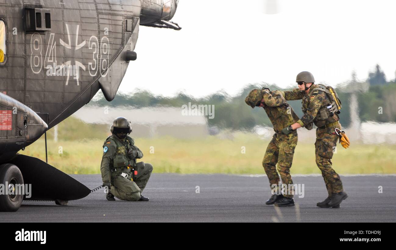 13.06.2019, two days before the day of the Bundeswehr was on the airbase Schleswig of the Tactical Air Force Squadron 51 Immelmann, formerly Naval Air Squadron 1 (MFG 1) and Aufklarungsgeschwader 51 in Jagel, Schleswig-Holstein held a spotterday at the Planespotter, press representatives and interested parties Transport aircraft, fighter jets and helicopters from close up could photograph. German Sikorsky CH-53G 84 + 38, also 'withtlerer transport helicopter' (MTH), in a CSAR (Combat Search and Rescue) exercise. | usage worldwide Stock Photo