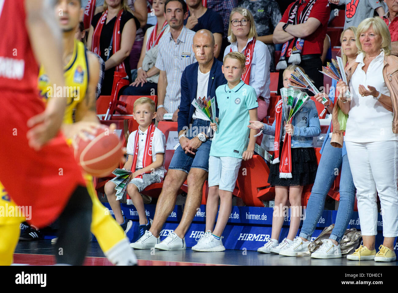 Munich, Germany. 16th June, 2019. Basketball: Bundesliga, FC Bayern Munich - ALBA Berlin, championship round, final, 1st matchday in the Audi Dome. Arjen Robben, former player of FC Bayern Munich (2nd from left), observes the game with his wife Bernadien Eillert (2nd from right) and his children Kai (left), Luka (M) and Lynn (3rd from right). Credit: Matthias Balk/dpa/Alamy Live News Stock Photo