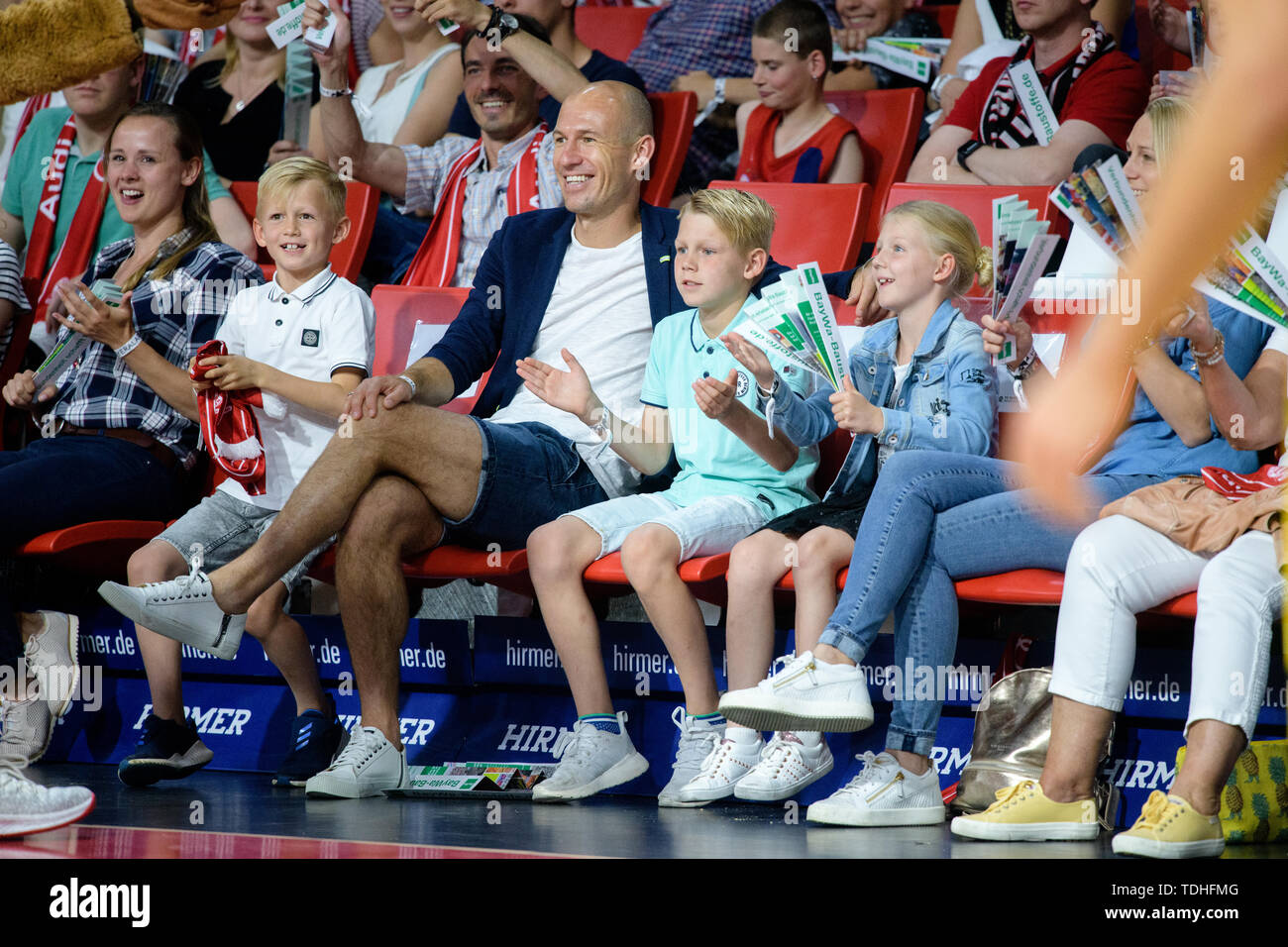 Munich, Germany. 16th June, 2019. Basketball: Bundesliga, FC Bayern Munich - ALBA Berlin, championship round, final, 1st matchday in the Audi Dome. Arjen Robben, former player of FC Bayern Munich (2nd from left), observes the game with his wife Bernadien Eillert (r) and his children Kai (l), Luka (M) and Lynn (2nd from right). Credit: Matthias Balk/dpa/Alamy Live News Stock Photo