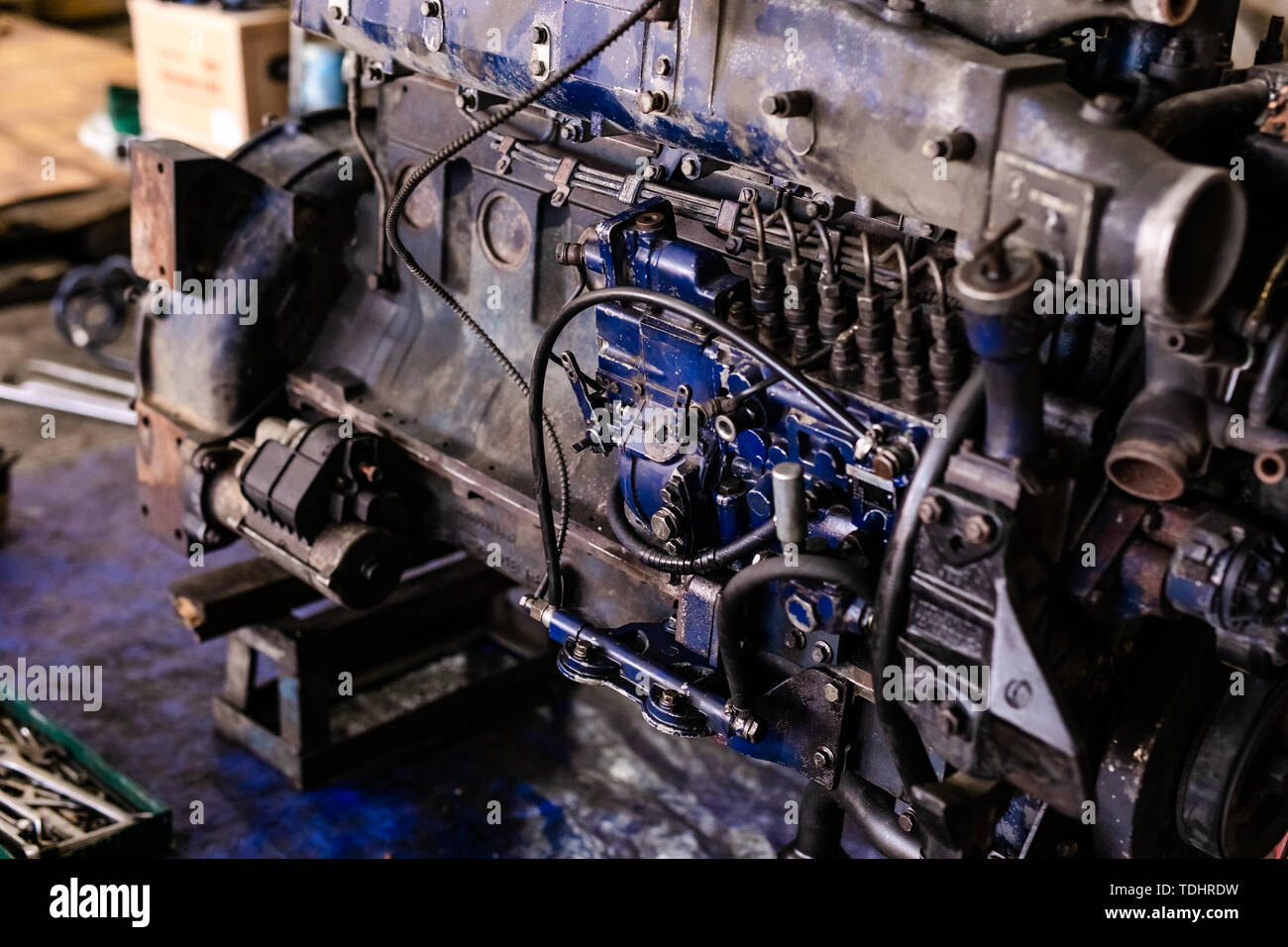 Mechanic opened the locking valve mechanism. Disassemble engine block