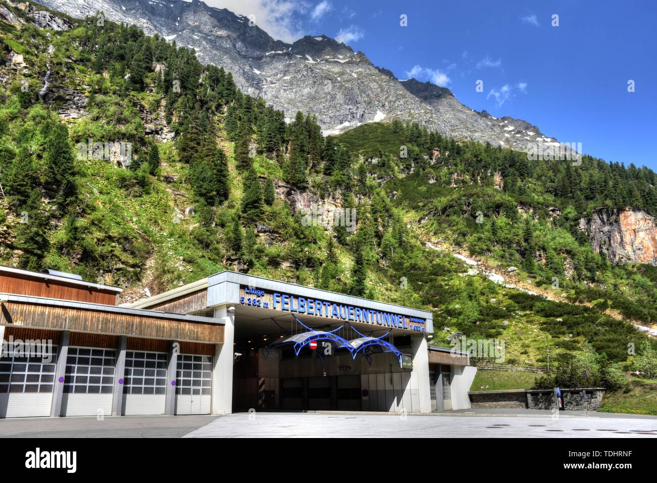 Felbertauern, Hohe Tauern, Alpenhauptkamm, Felbertauernstraße, Felbertauerntunnel, Tunnel, Tunnelportal, Nordportal, Passstraße, Tunneleinfahrt, Schei Stock Photo