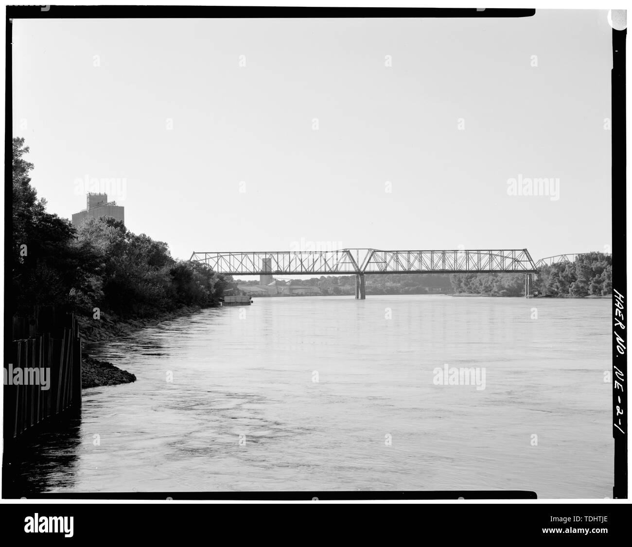 OVERALL VIEW OF BRIDGE AND MISSOURI RIVER; VIEW TO NORTHWEST - Nebraska City Bridge, Spanning Missouri River near Highway 2 between Nebraska and Iowa, Nebraska City, Otoe County, NE Stock Photo