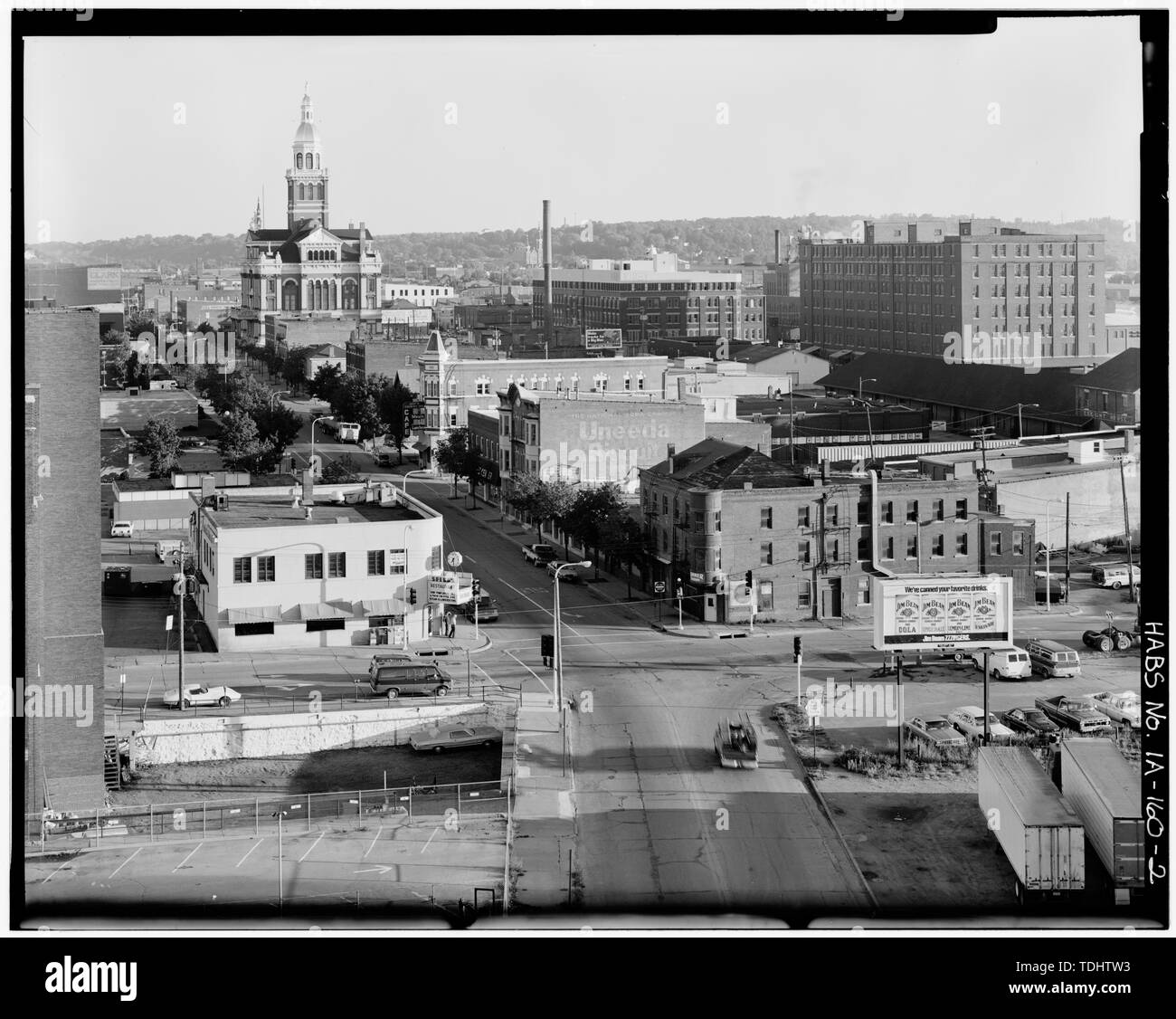 OVERALL VIEW OF DUBUQUE COMMERCIAL-INDUSTRIAL DISTRICT, LOOKING UP CENTRAL AVENUE, WITH KARIGAN'S RESTAURANT IN LEFT FOREGROUND AND THE AMERICAN HOUSE HOTEL IN RIGHT FOREGROUND. VIEW TO NORTH. - Dubuque Commercial and Industrial Buildings, Dubuque, Dubuque County, IA; View of Dubuque, Iowa — in the  Dubuque Commercial and Industrial Buildings − HABS documentation project .  Image (c.1987): HABS—Historic American Buildings Survey of Iowa. Stock Photo