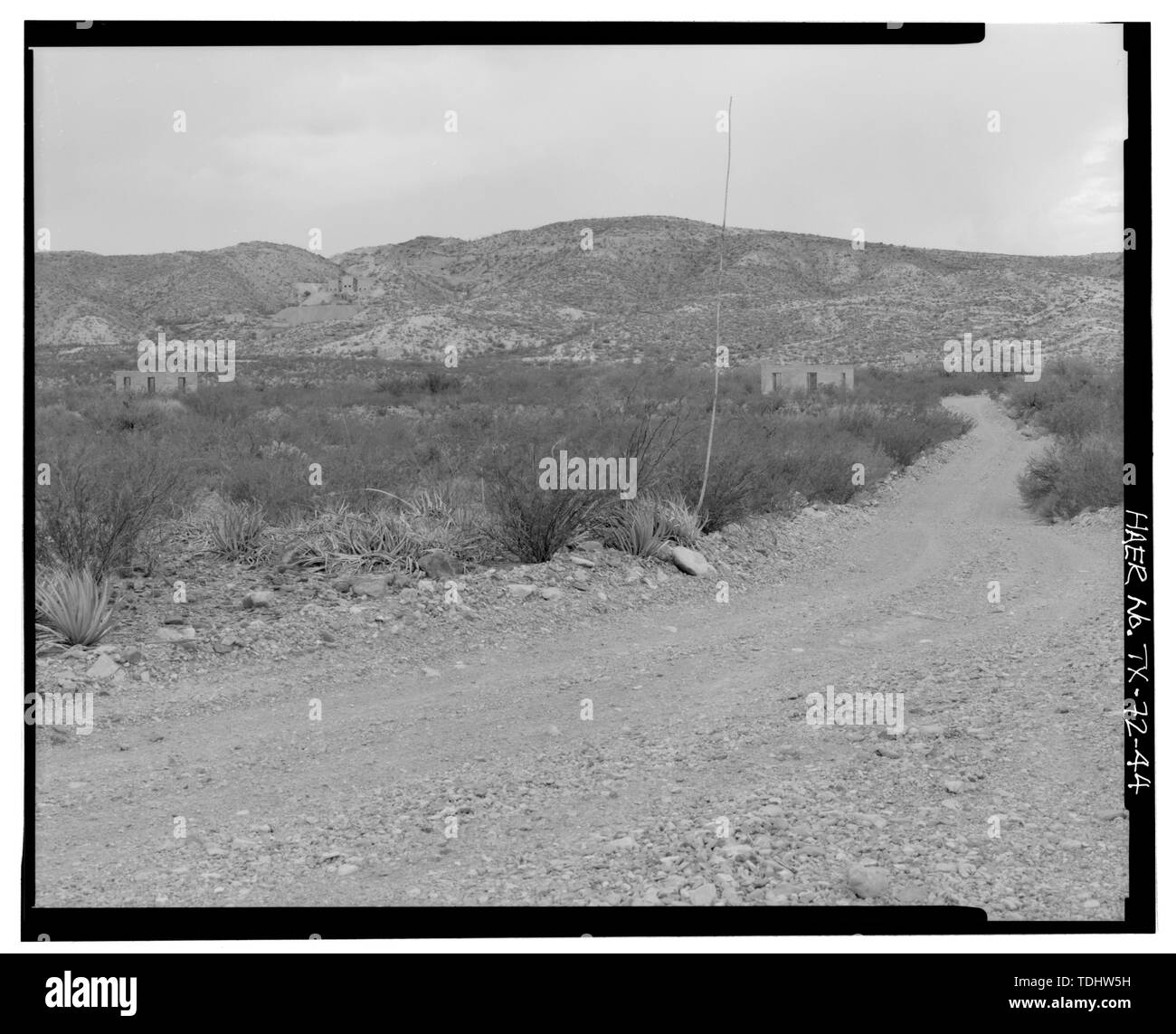 OVERALL VIEW OF THE MARISCAL QUICKSILVER MINING COMMUNITY FROM RIVER ROAD SHOWING VIVIANNA ERA CONCRETE HOUSES, FOREGROUND AND MINING WORKS, IN BACKGROUND, LOOKING SOUTHWEST. - Mariscal Quicksilver Mine and Reduction Works, Terlingua, Brewster County, TX Stock Photo