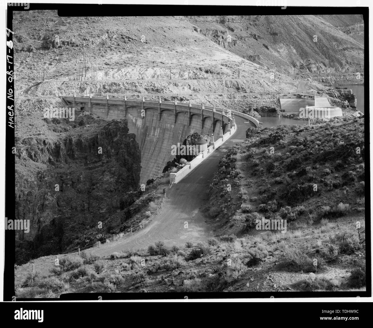 OVERALL VIEW UPSTREAM OF DAM, SHOWING DAM CREST, WITH RINGGATE SPILLWAY FOR OUTLET TUNNEL AT