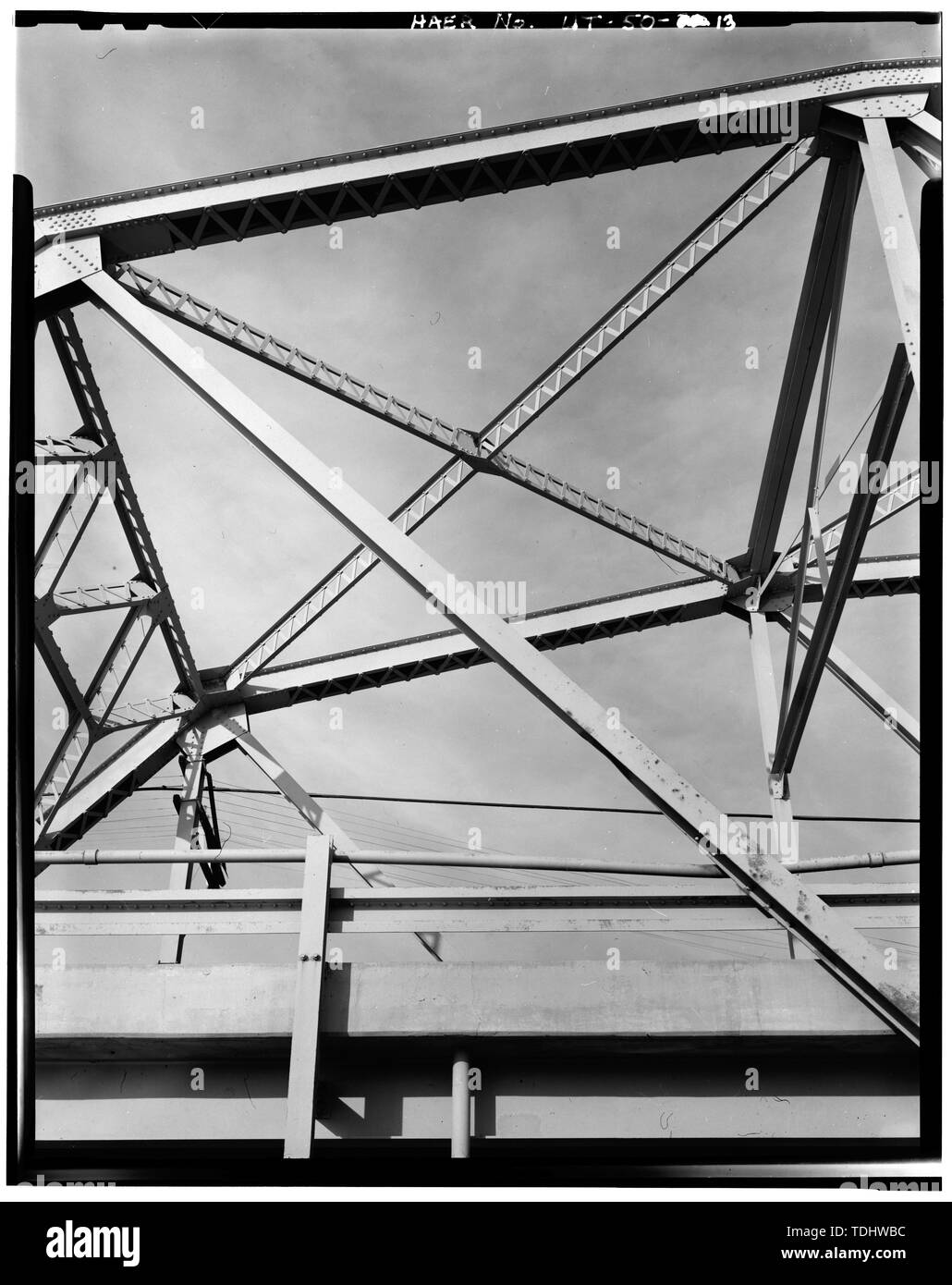 OVERHEAD VIEW OF TOP CHORDS, WITH COLUMN, ANGLED, HORIZONTAL, AND