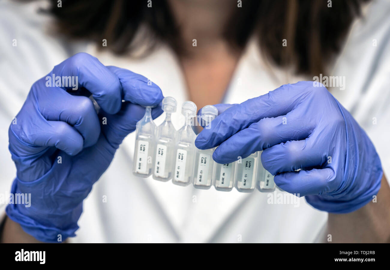 Nurse prepares medication in ampoules for oxygen mask in a hospital, conceptual image Stock Photo