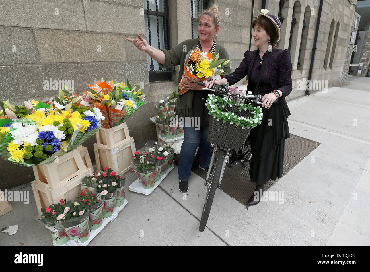 Florist Valerie Dillon (left) with Joycean Marion McEvoy as she arrives for the annual Bloomsday event at Glasnevin Cemetery, Dublin, featuring a reenactment from the 'Hades' chapter of James Joyce's Ulysses. Stock Photo