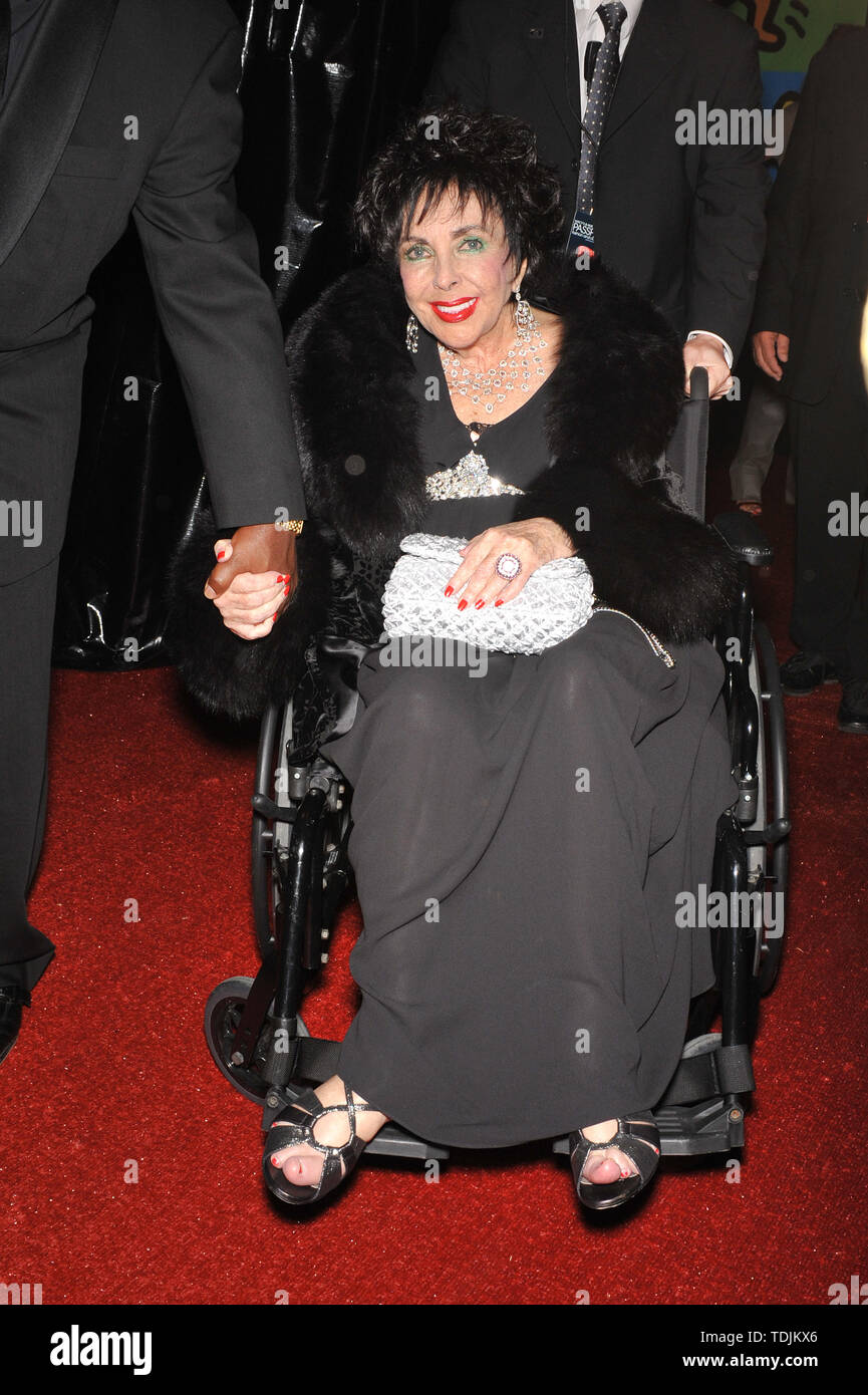 LOS ANGELES, CA. September 25, 2008: Dame Elizabeth Taylor at Macy's  Passport 2008 Gala, to raise funds & awareness for HIV/AIDS organizations,  at Santa Monica Airport. © 2008 Paul Smith / Featureflash Stock Photo -  Alamy