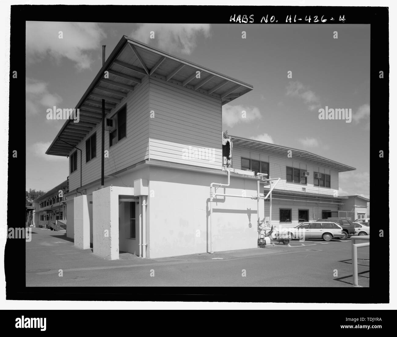 OBLIQUE OF NORTHEAST END WITH FACILITY 252 PORTION OF BUILDING (FIRST-FLOOR CONCRETE PORTION) IN FOREGROUND. - U.S. Naval Base, Pearl Harbor, Combat Intelligence Center, Makalapa Drive in Makalapa Administration Area, Pearl City, Honolulu County, HI Stock Photo