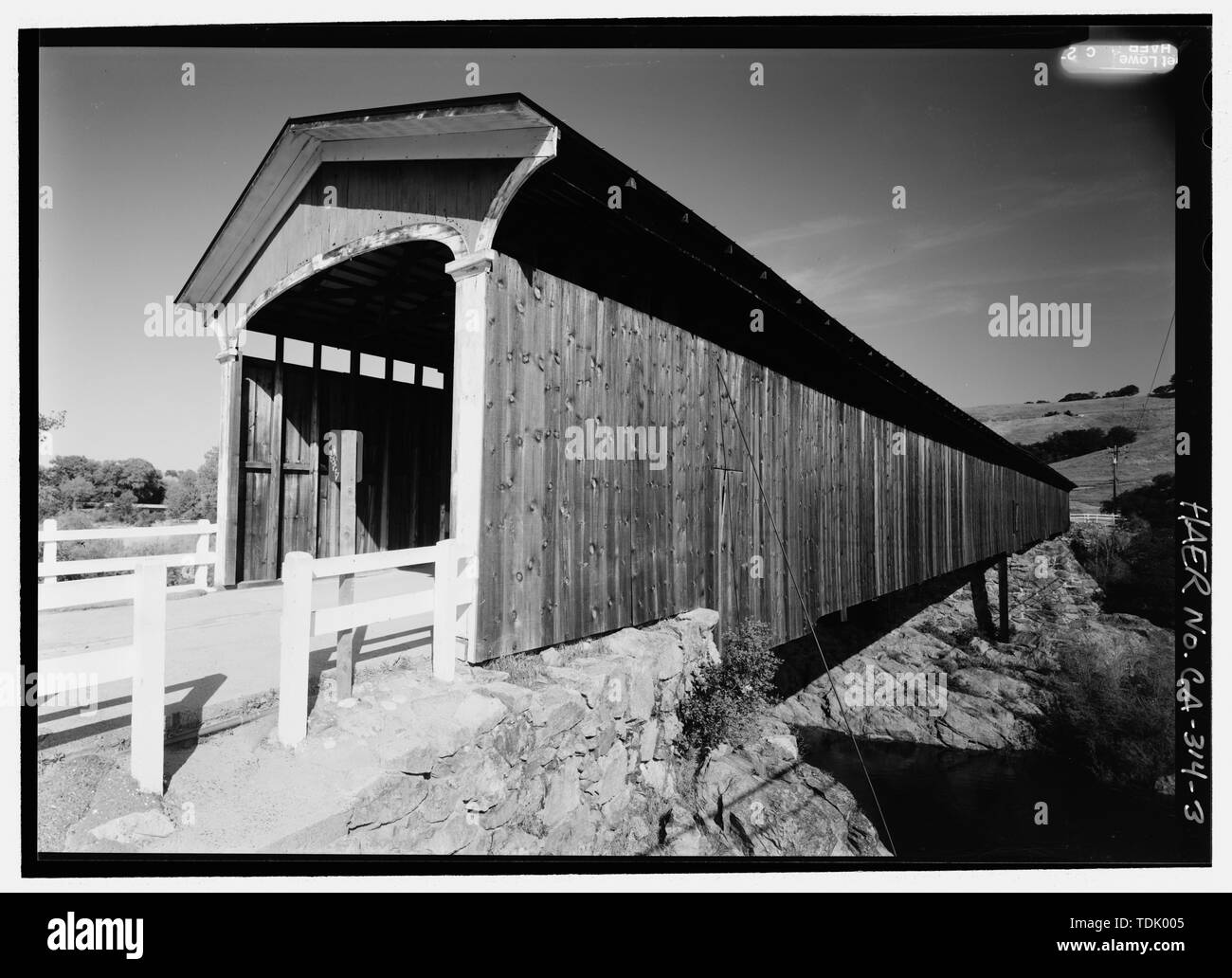OBLIQUE PERSPECTIVE SOUTHEAST PORTAL, WEST BY 290 DEGREES - Knight's Ferry Bridge, Spanning Stanislaus River, bypassed section of Stockton-Sonora Road, Knights Ferry, Stanislaus County, CA Stock Photo