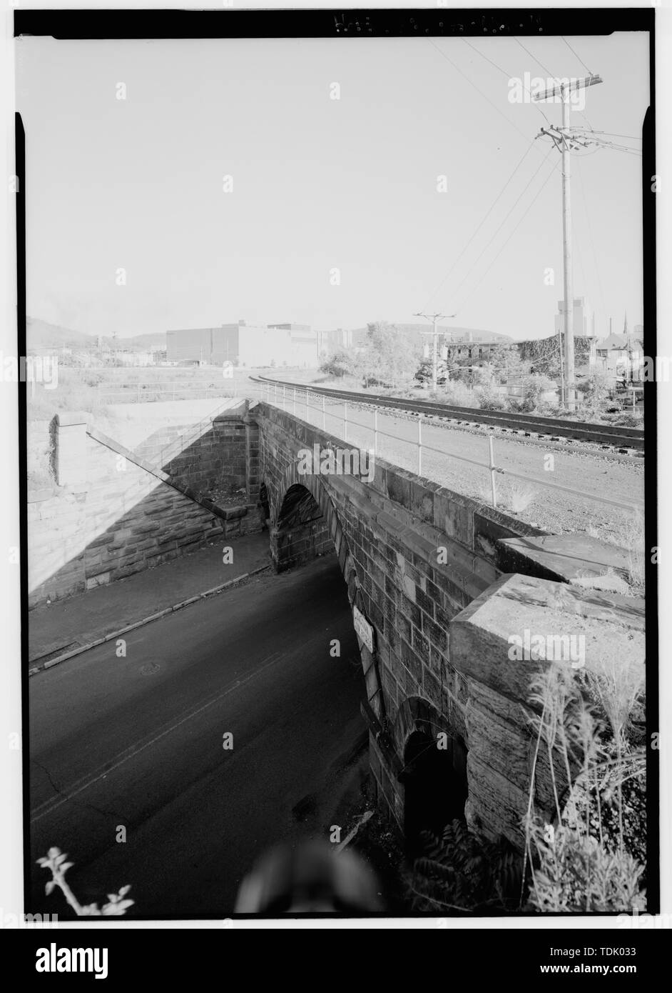 OBLIQUE VIEW AT TRACK LEVEL, SHOWING NORTH FACE OF BRIDGE, LOOKING EAST. - Philadelphia and Reading Railroad, Skew Arch Bridge, North Sixth Street at Woodward Street, Reading, Berks County, PA; Osborne, Richard B; Philadelphia and Reading Railroad; Consolidated Rail Corporation; Norfolk Southern Railroad; Lebanon Valley Railroad; DeLony, Eric N, project manager; Pennsylvania Historical and Museum Commission, sponsor; Consolidated Rail Corporation (Conrail), sponsor; Spivey, Justin M, historian; Barrett, William Edmund, photographer; Lowe, Jet, photographer Stock Photo