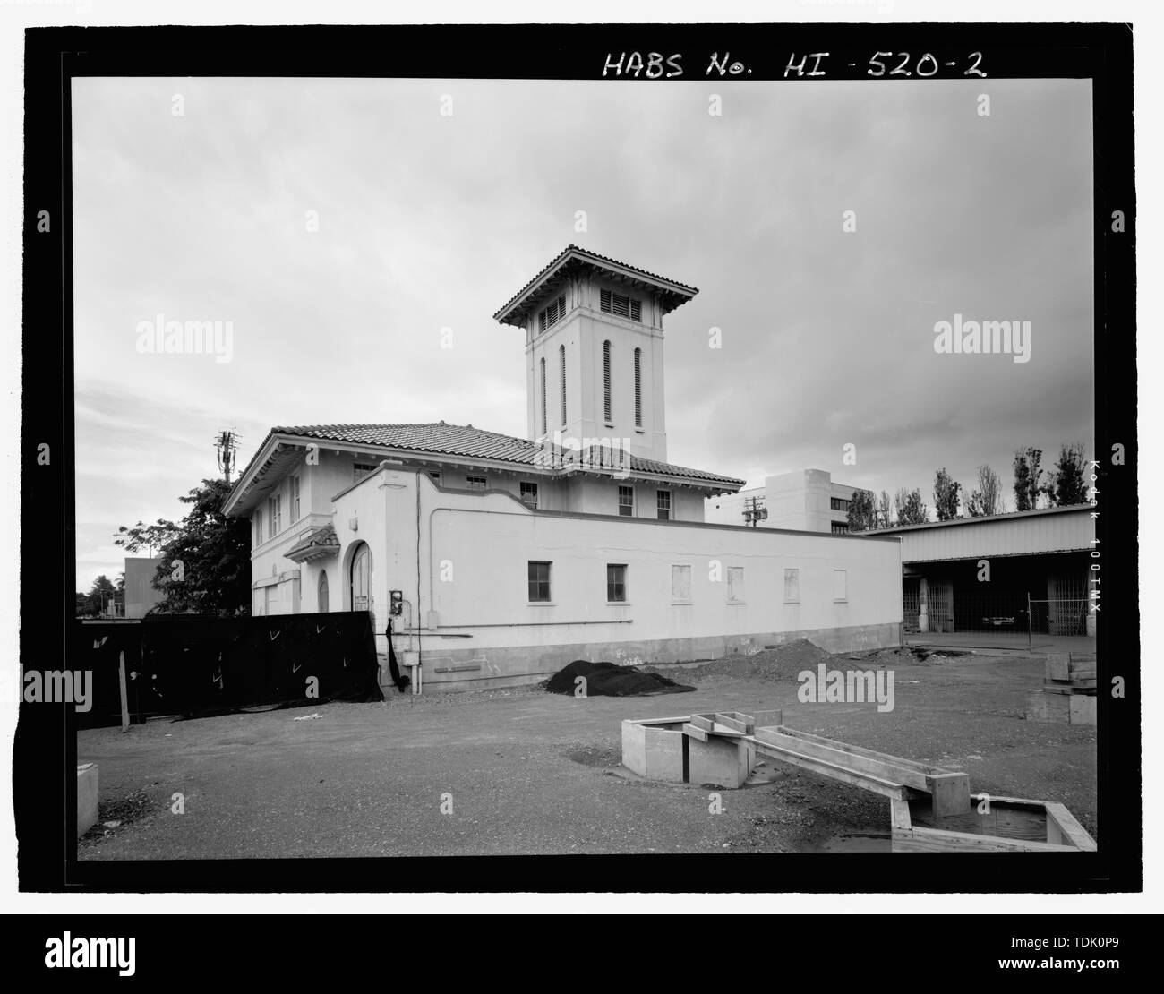 OBLIQUE VIEW OF NORTHEAST ELEVATION; NOTE STEPPED PARAPET EXTENDING BACK FROM THE SOUTH STREET FACADE, VIEW FACING WEST - Kakaako Fire Station, Hook and Ladder Building, 620 South Street, Honolulu, Honolulu County, HI Stock Photo