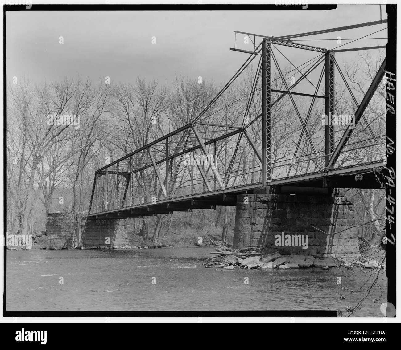 OBLIQUE VIEW OF WEST BRIDGE ELEVATION, SHOWING NORTHERN ABUTMENT (LEFT), CANTILEVERED NORTHERN TRUSS SECTION (CENTER), AND PIER (RIGHT), FROM SOUTHWEST SIDE OF BRIDGE. FACING NORTHEAST. - Coverts Crossing Bridge, Spanning Mahoning River along Township Route 372 (Covert Road), New Castle, Lawrence County, PA; Lawrence County Commissioners; Morse Bridge Company; Covert, John W; Kirk, H M; Craig, Jos; Chambers, St S; Wagoner, A G; Morse, Henry G; Morse, C J; Lawrence County Bridge Department, sponsor; GAI Consultants, Incorporated, contractor; Christianson, Justine, transmitter; Croteau, Todd, pr Stock Photo