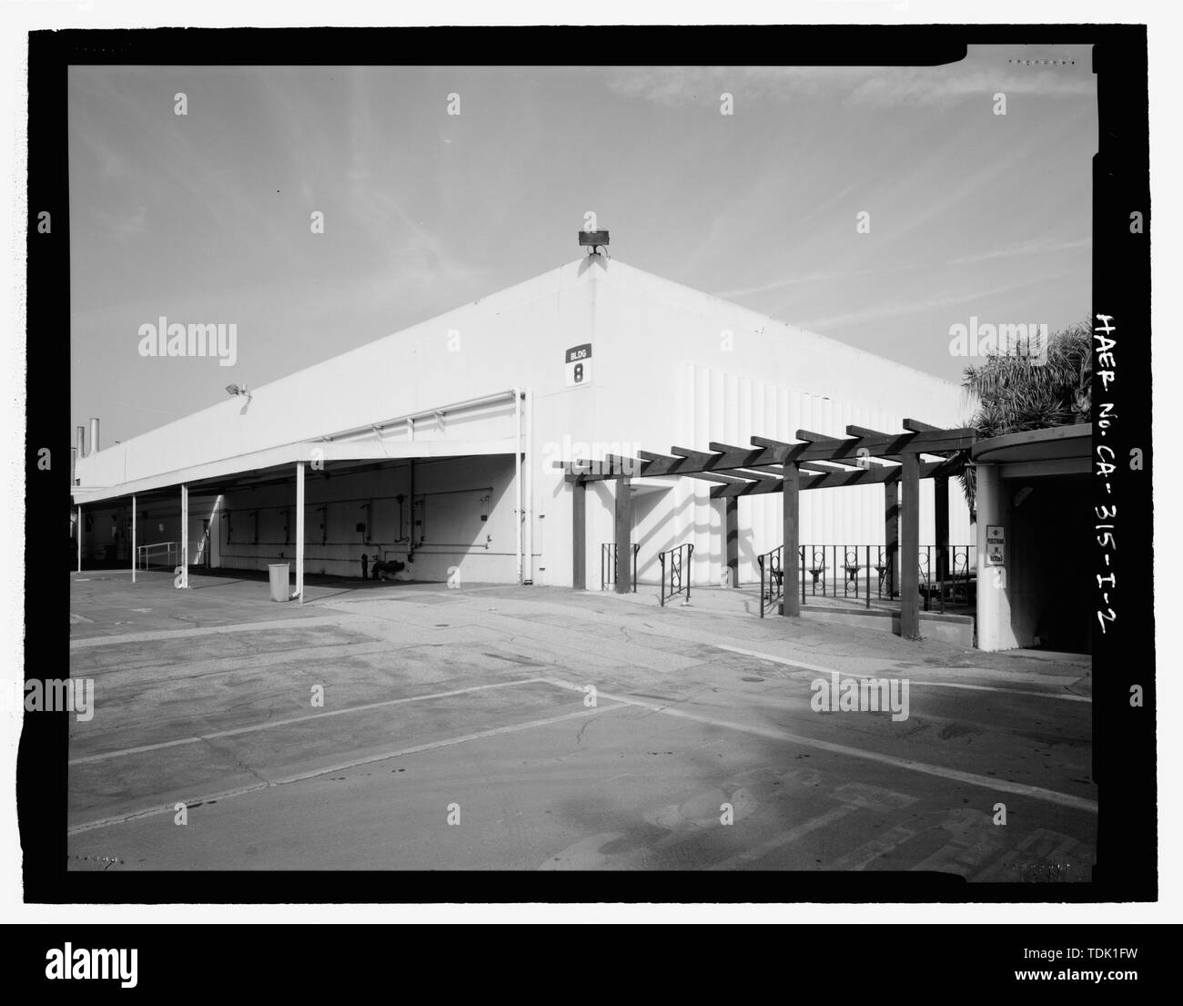 OBLIQUE VIEW OF WEST REAR AND SOUTH SIDE, PEDESTRIAN TUNNEL ENTRY TO FAR RIGHT, FACING NORTHEAST. - Douglas Aircraft Company Long Beach Plant, Cafeteria, 3855 Lakewood Boulevard, Long Beach, Los Angeles County, CA Stock Photo