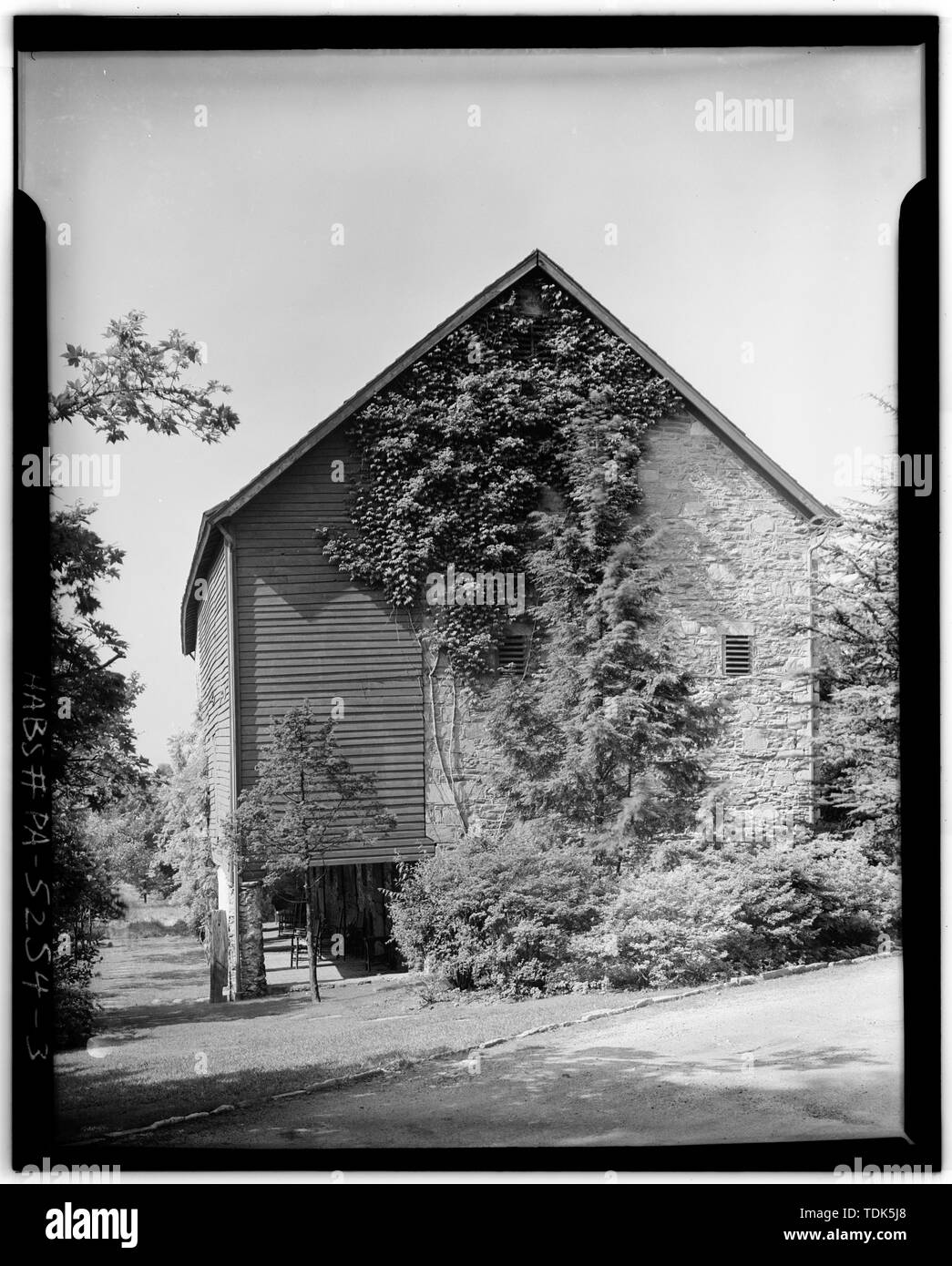 OTHER END ELEVATION. THE WOOD OVERHANG IS THE OLD PART OF THE BARN, BUILT IN 1756. - Andorra Inn Barn, Ridge and Butler Pikes, Conshohocken, Montgomery County, PA Stock Photo