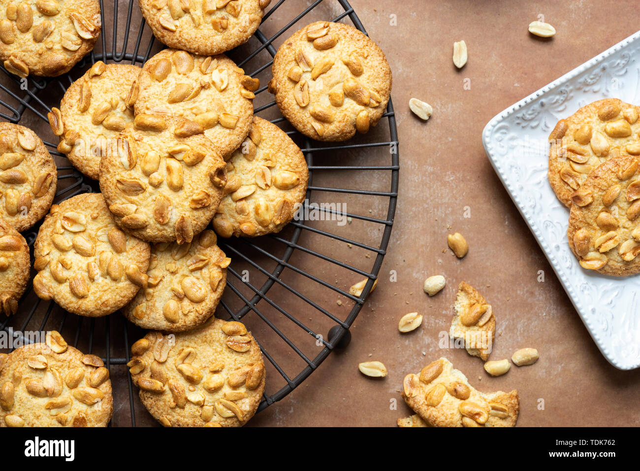 Crisp peanut cookies on a wire rack and a serving dish Stock Photo - Alamy