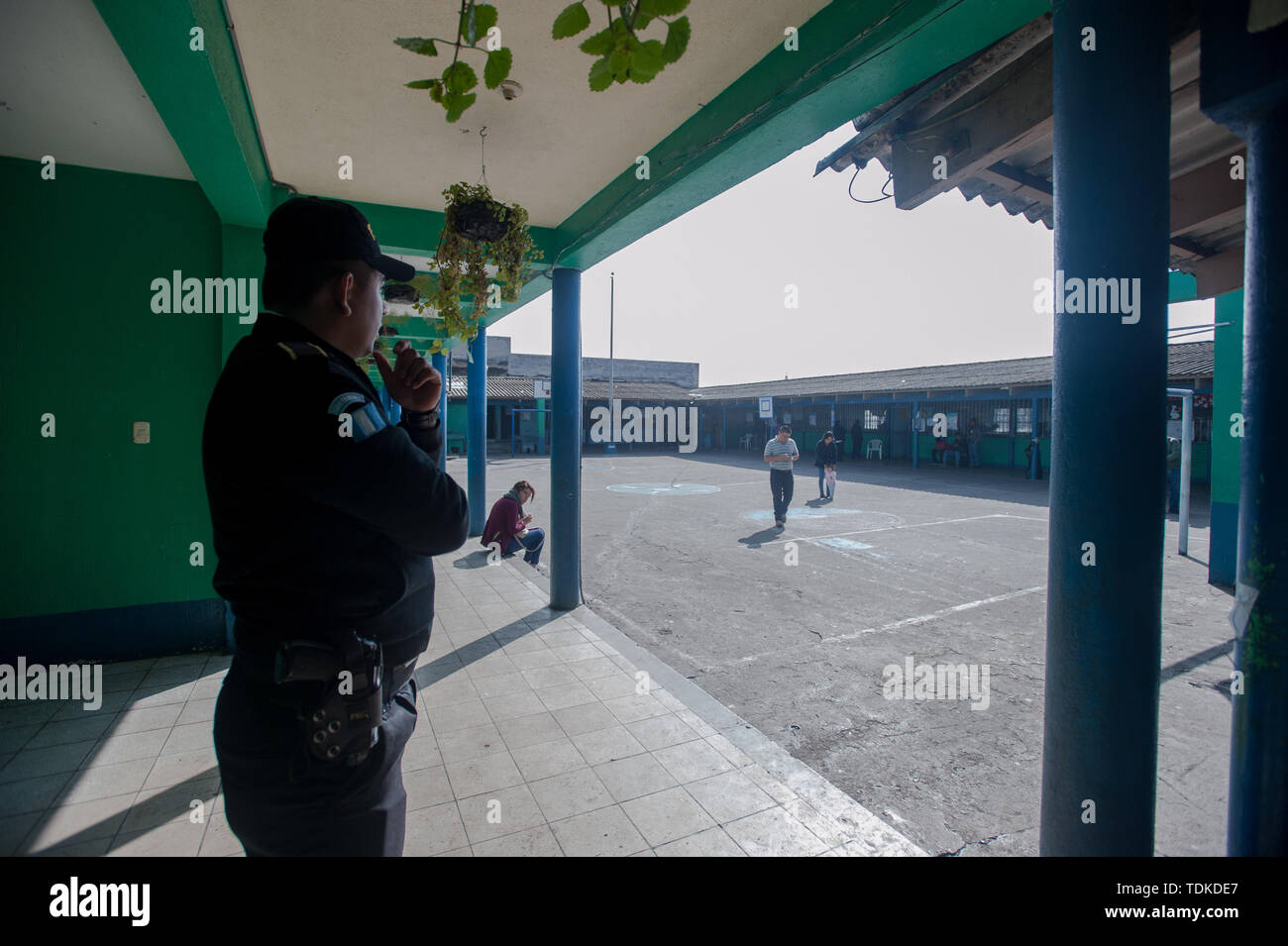 Quetzaltenango, Quetzaltenango, Guatemala. 16th June, 2019. A police officer secures a polling station during the first round of presidential election in Quetzaltenango in Guatemala, June 16, 2019. Credit: Hiroko Tanaka/ZUMA Wire/Alamy Live News Stock Photo