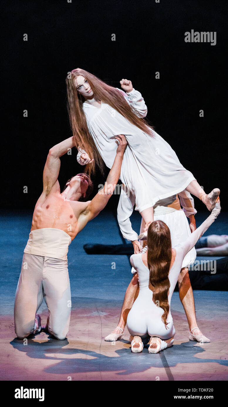 Hamburg, Germany. 14th June, 2019. The dancer Emilie Mazon dances with Florian Pohl and Anna Laudere on the photo rehearsal of 'Shakespeare-Sonette'. The ballet evening of the Hamburg dancers Marc Jubete, Aleix Martinerz and Edvin Revazov opened on 16.06. the 45th Hamburg Ballet Days, which will last until 30.June. Credit: Markus Scholz/dpa/Alamy Live News Stock Photo