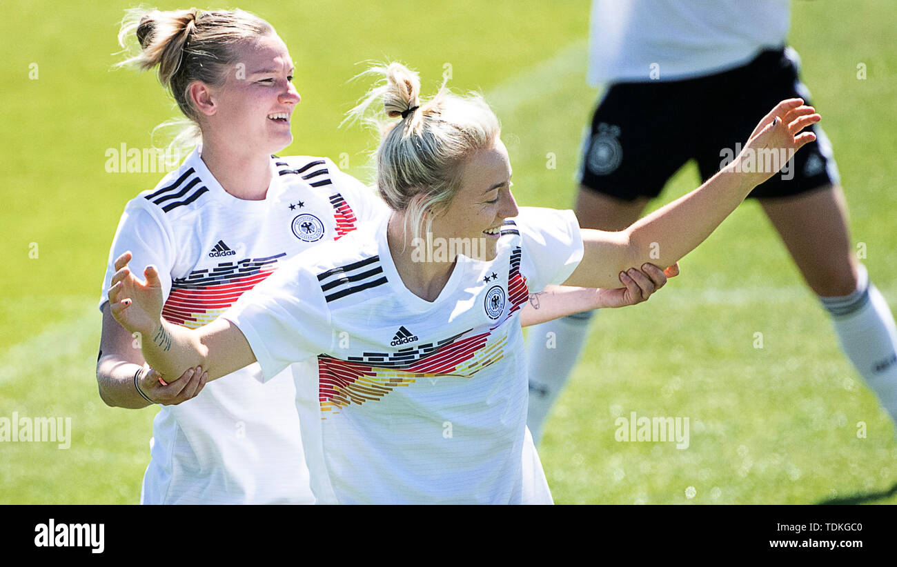 Montpellier, Frankreich. 16th June, 2019. 16.06.2019, France, Montpellier: Football, Women: World Cup, National Team, Germany, final training: Alexandra Popp (l) is helping Carolin Simon. In Montpellier, the German team meets South Africa on 17 June. Credit: Sebastian Gollnow/dpa | usage worldwide/dpa/Alamy Live News Stock Photo